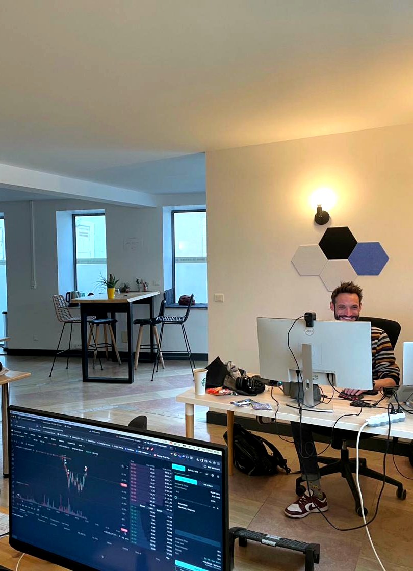 Poste de travail équipé avec multi-écrans au coworking Le Mans