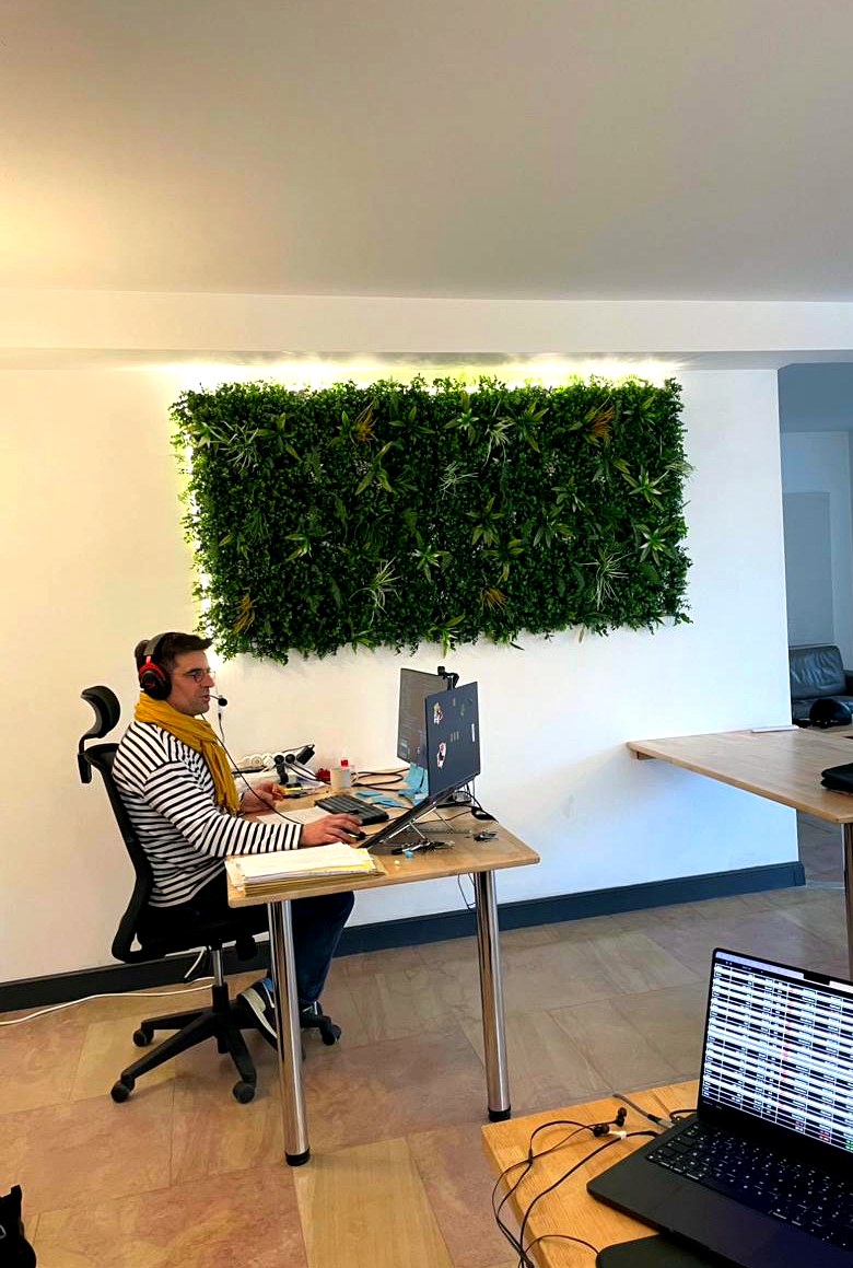 Mur végétal et poste de travail au coworking Unicowork Le Mans