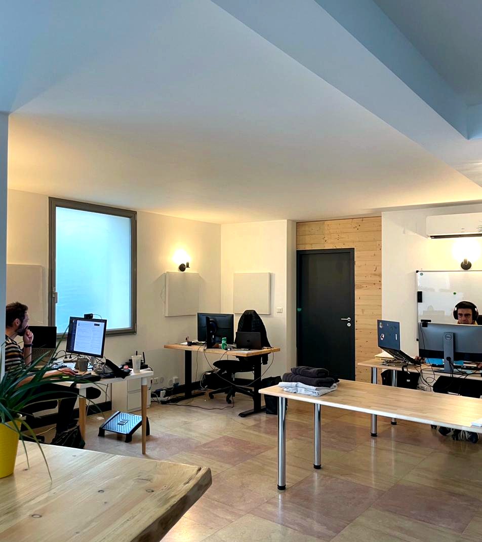 Espace de travail collaboratif au coworking Unicowork Le Mans